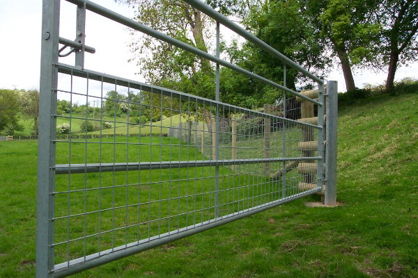 Metal Deer Gate 12ft x 1145mm 5 Rail 75 x 75mm Half Mesh